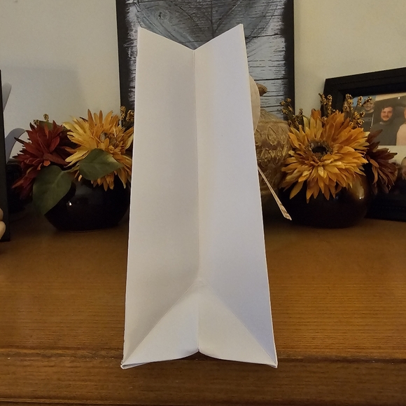 Dior gift bag. White with gold and pink design and lace ribbon. NEW never used - Picture 5 of 7